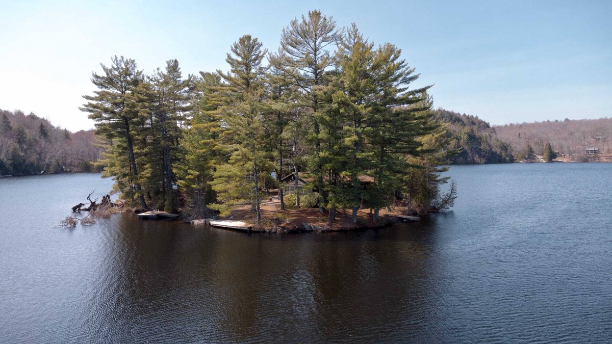 Lachute Cabin | Le Chalet Huard / The Loon Cabin