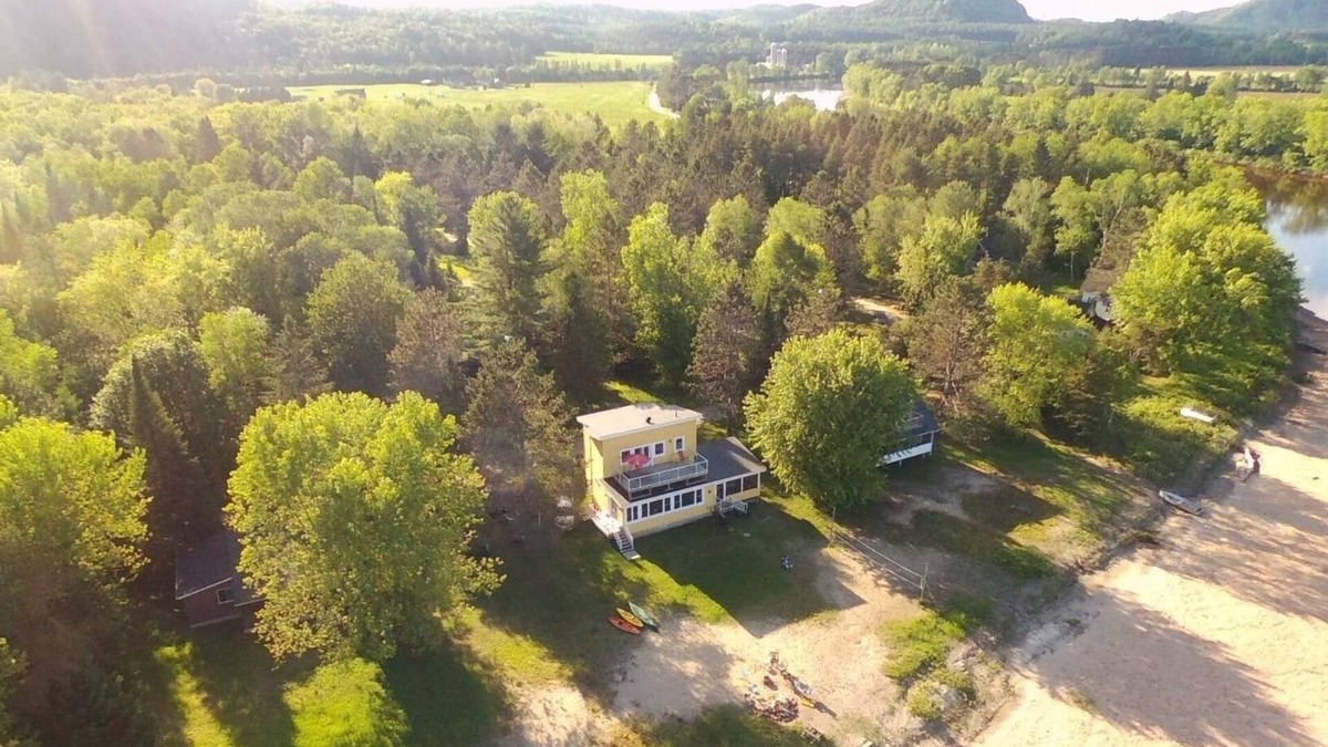 Brebeuf Ski Chalet | Le Chalet Jaune sur la Rouge (Mont-Tremblant) CITQ #284196