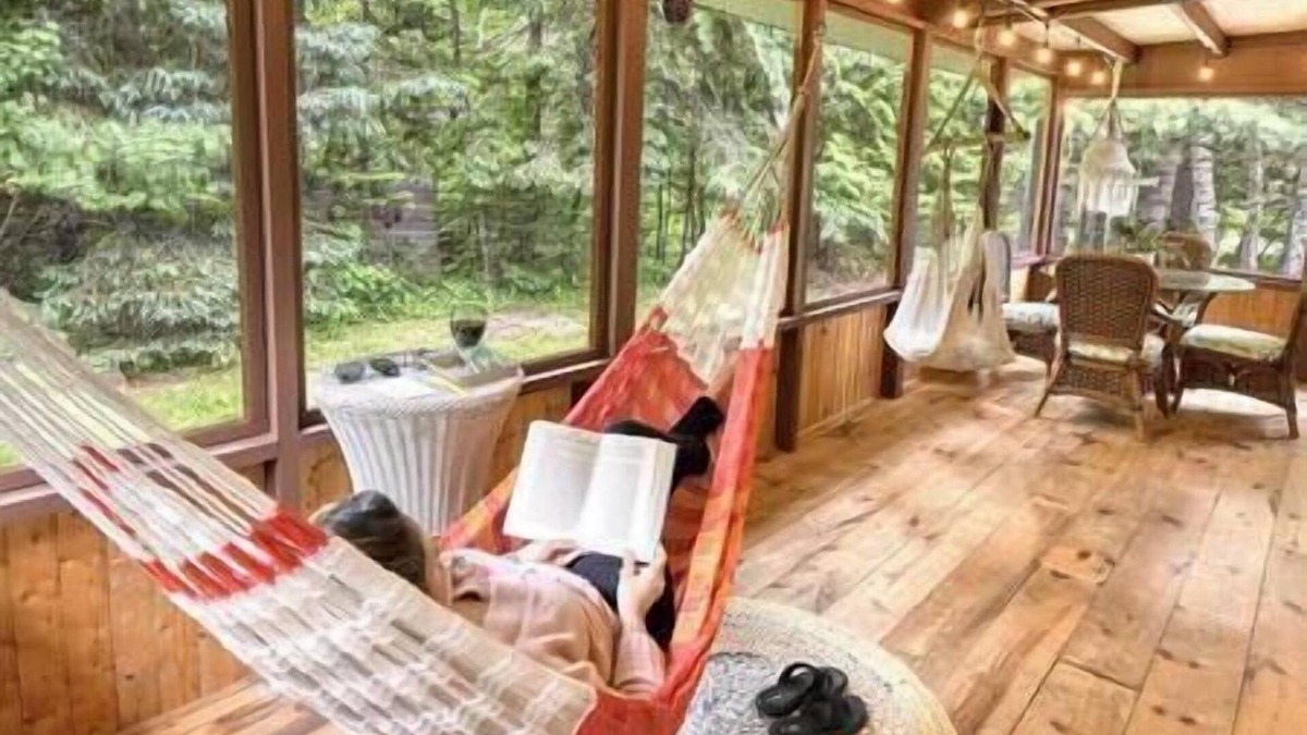 Brebeuf Ski Chalet | Le Chickadee | Cozy Fall, Hot Tub, Firepit, River View