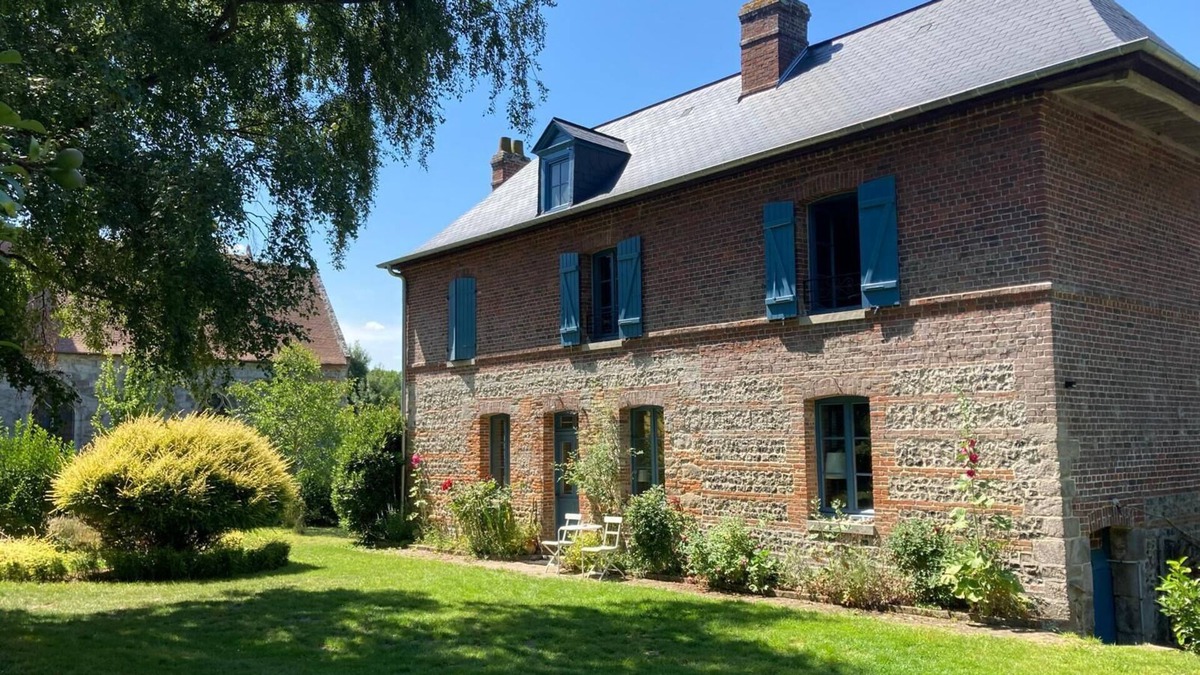 Longueil House | Le Clos de l'Église: Master House in Brick and Flint with River View