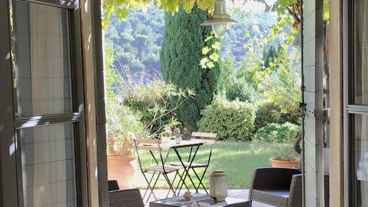 La Cadiere-d'Azur Bed & Breakfast | Le Clos guest room with summer kitchen