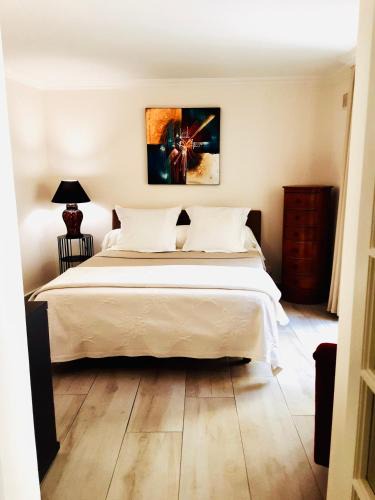 Sete Apartment | Le Cocon de ville sètois, Clim, patio et garage pour véhicule type golf, Linge de lit et serviettes inclus