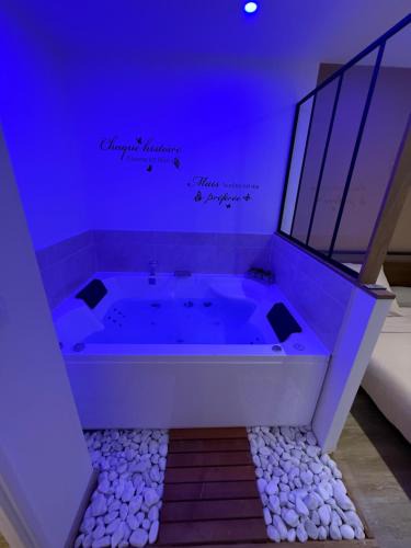 Chatou Apartment | Le cocon des cœurs love room