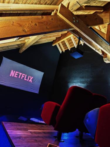 Lathuile Apartment | LE COCON l'unique expérience Cinéma room de la Grange Savoyarde 1km du Lac d'Annecy