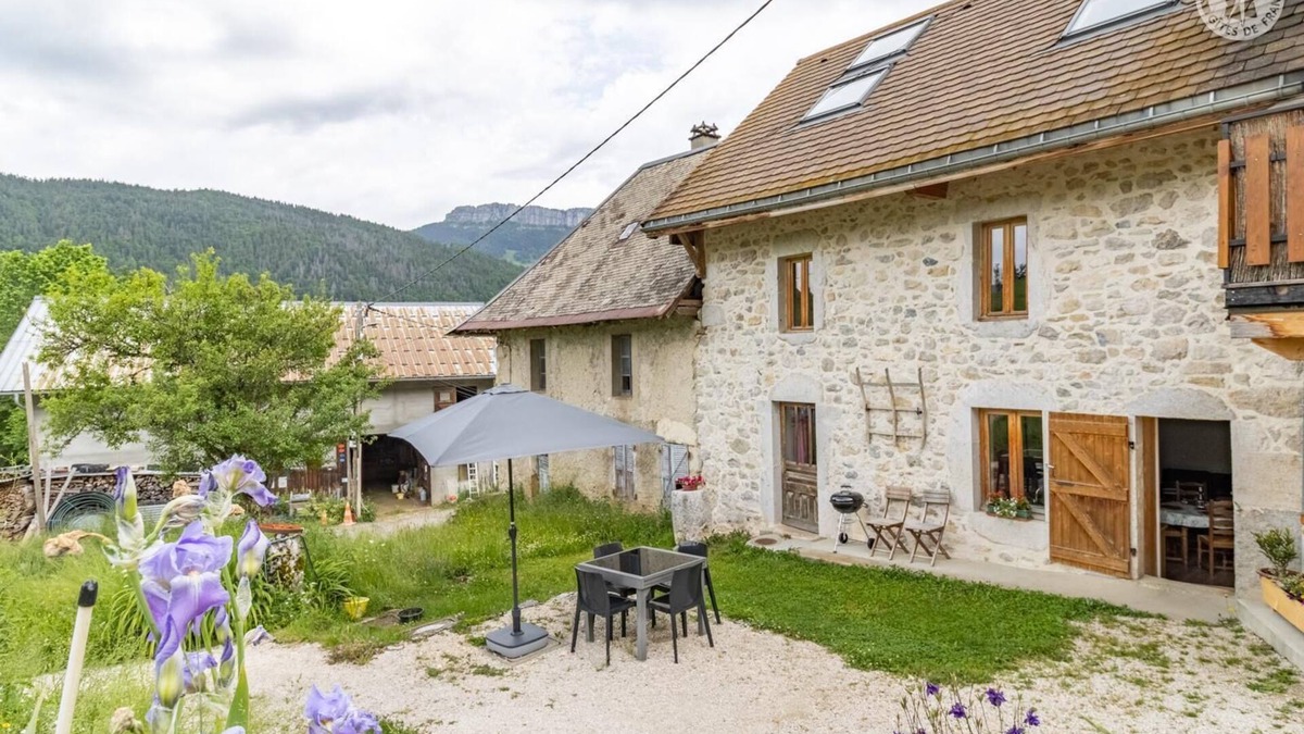 Entremont-le-Vieux House | LÈ COMBES - ENTREMONT LE VIEUX