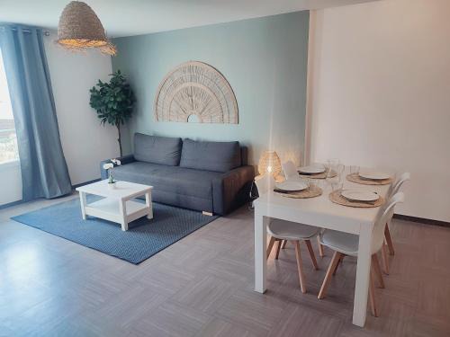 Greoux-les-Bains Apartment | Le Familial - T3 piscine, climatisation & balcon