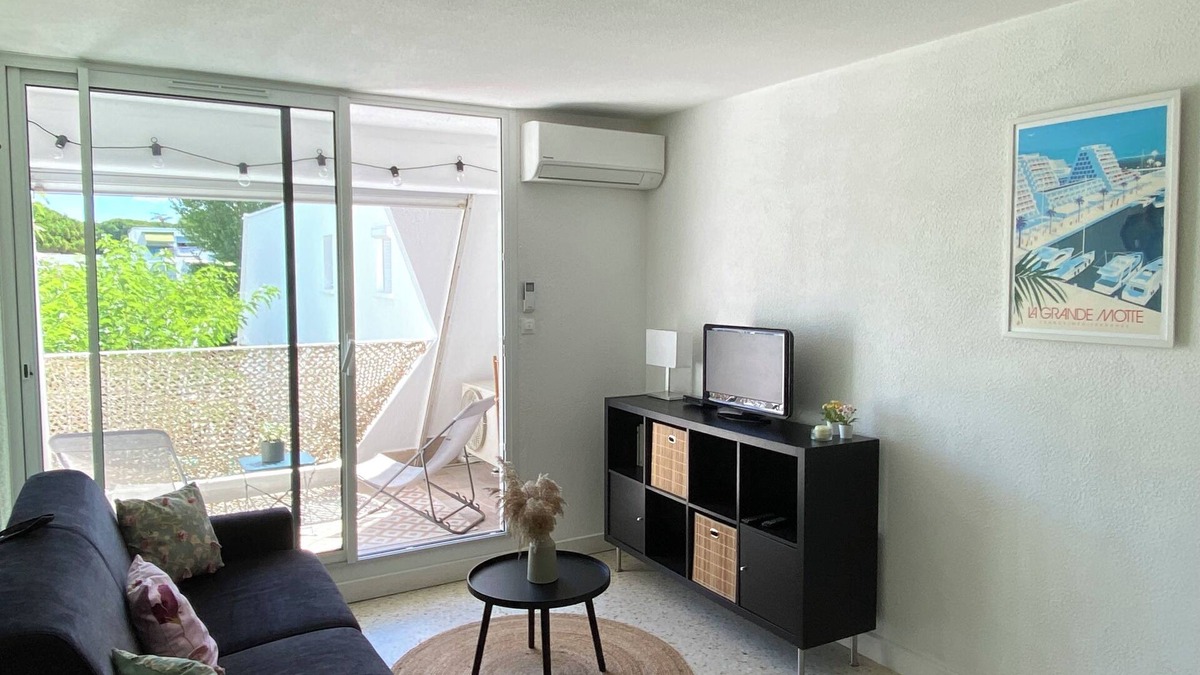 La Petite Motte Apartment | Le Floride, air-conditioned studio with parking
