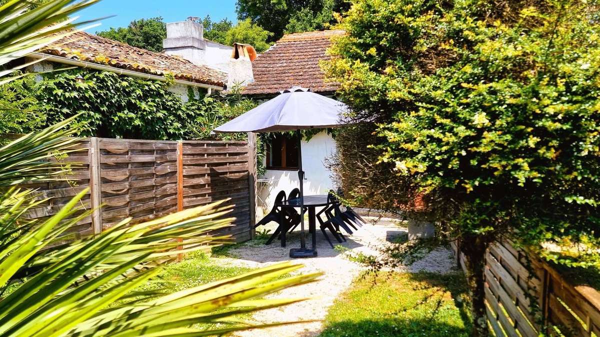 Saint-Just-Luzac House | Le Four a Pain 2 bedroom gite