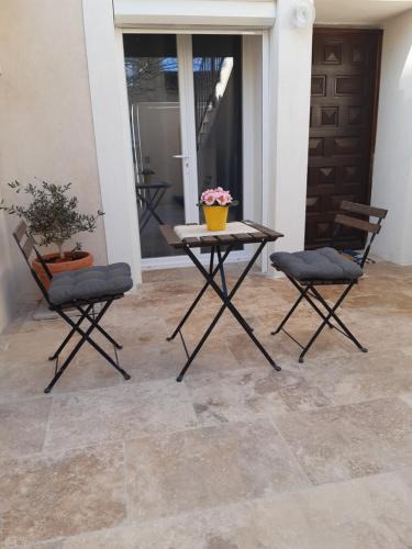 Eyguieres Apartment | Le gîte d'églantine