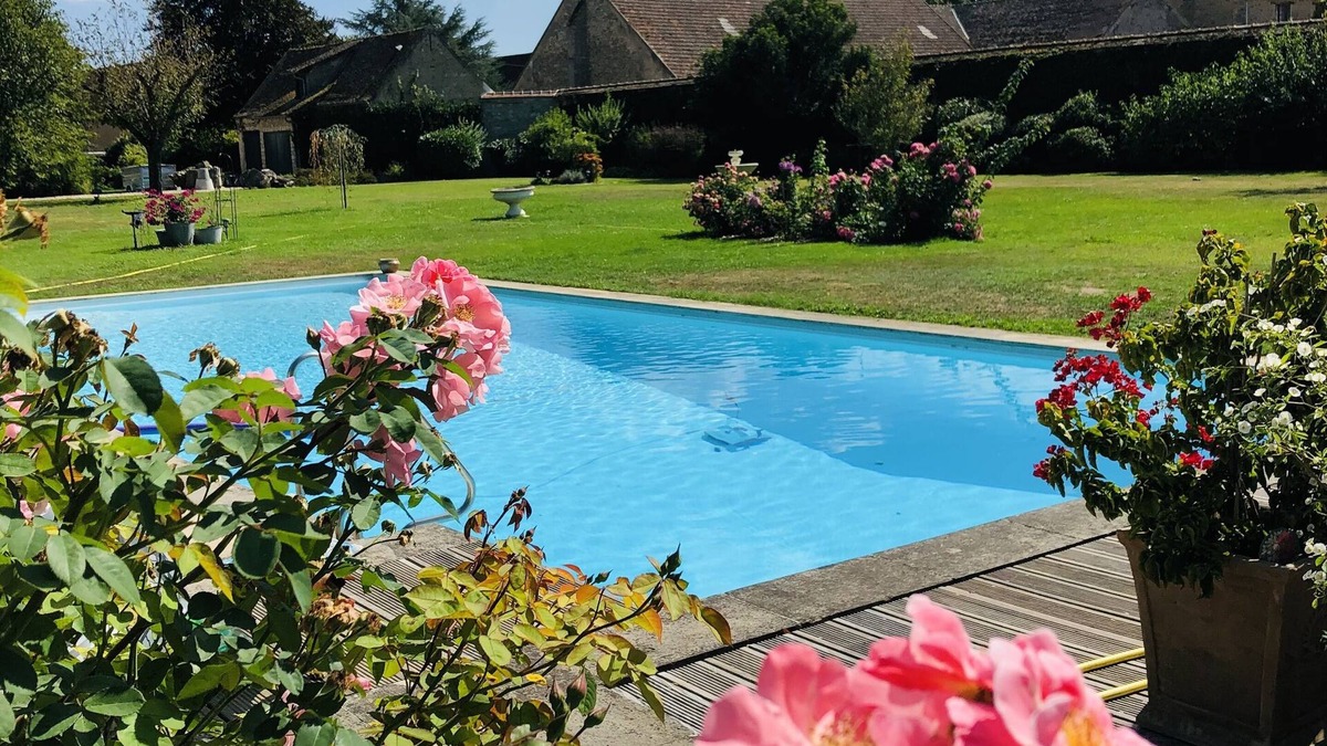 Chailly-en-Biere House | Le gîte de la Bergère, a welcoming, cozy gîte facing the pool.