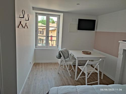 Chateau-Larcher Apartment | Le gîte du Fricassou