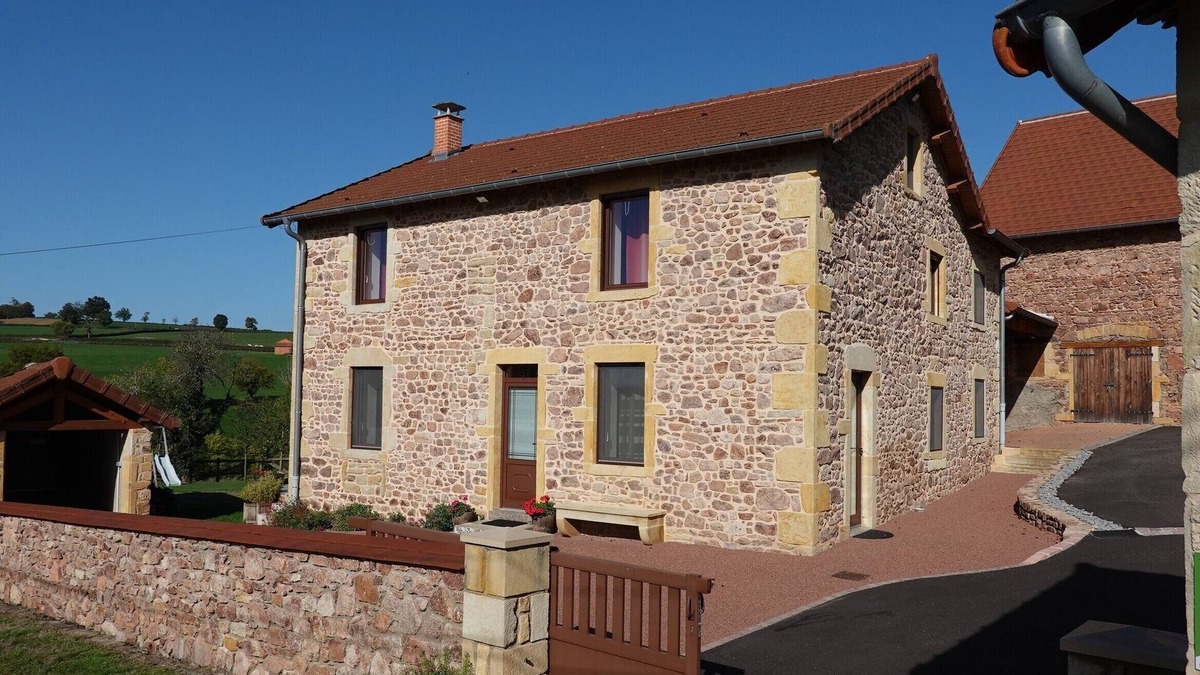 Saint-Laurent-en-Brionnais House | Le Gite de Montailloux in the rolling countryside of Southern Burgundy
