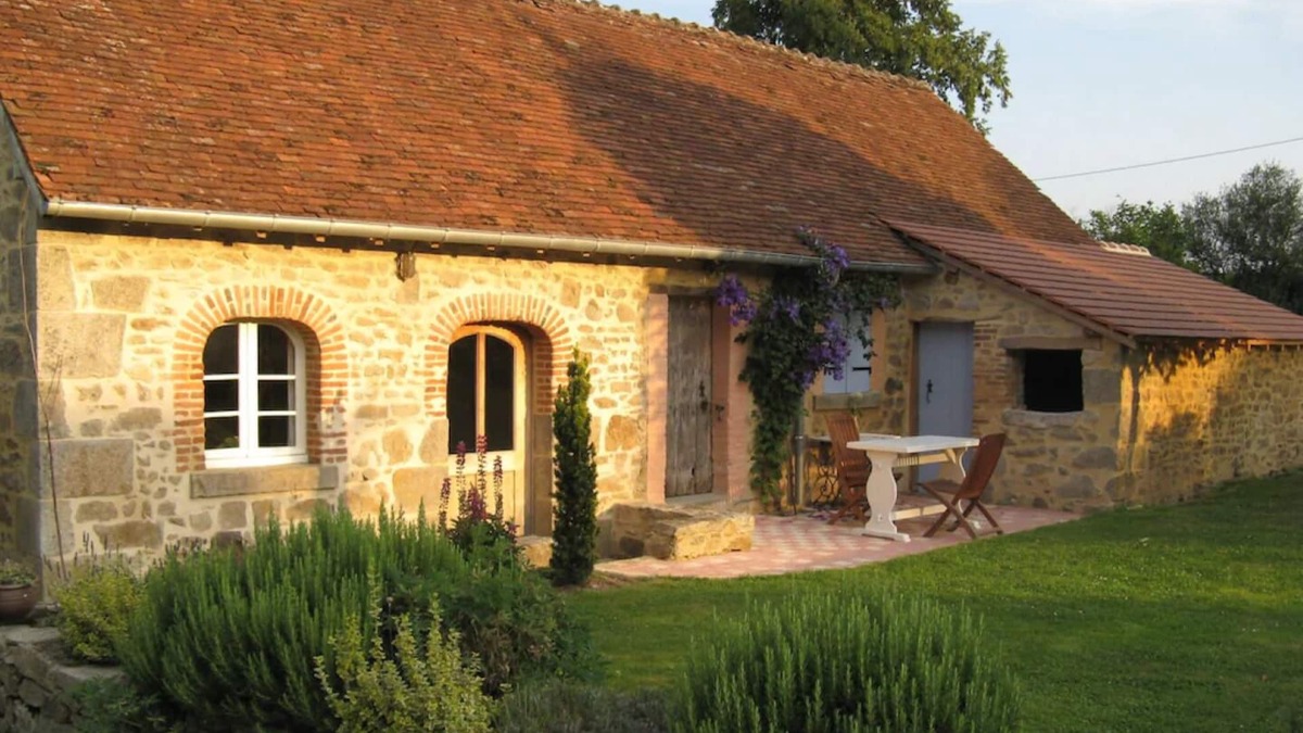 Saint-Vaury Cottage | Le Gite au Chez has one bedroom