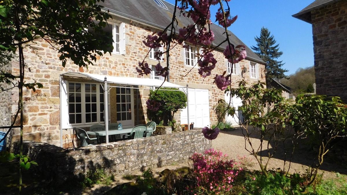 Campeaux Cottage | Le Gite De Cadran Solaire (3 Bedrooms, Sleeps 8)