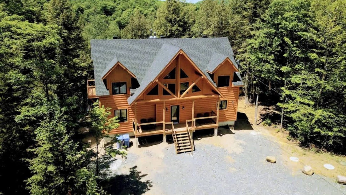 Grenville-sur-la-Rouge Ski Chalet | Le Grand Chene - Lake, Spa & Forest Fun