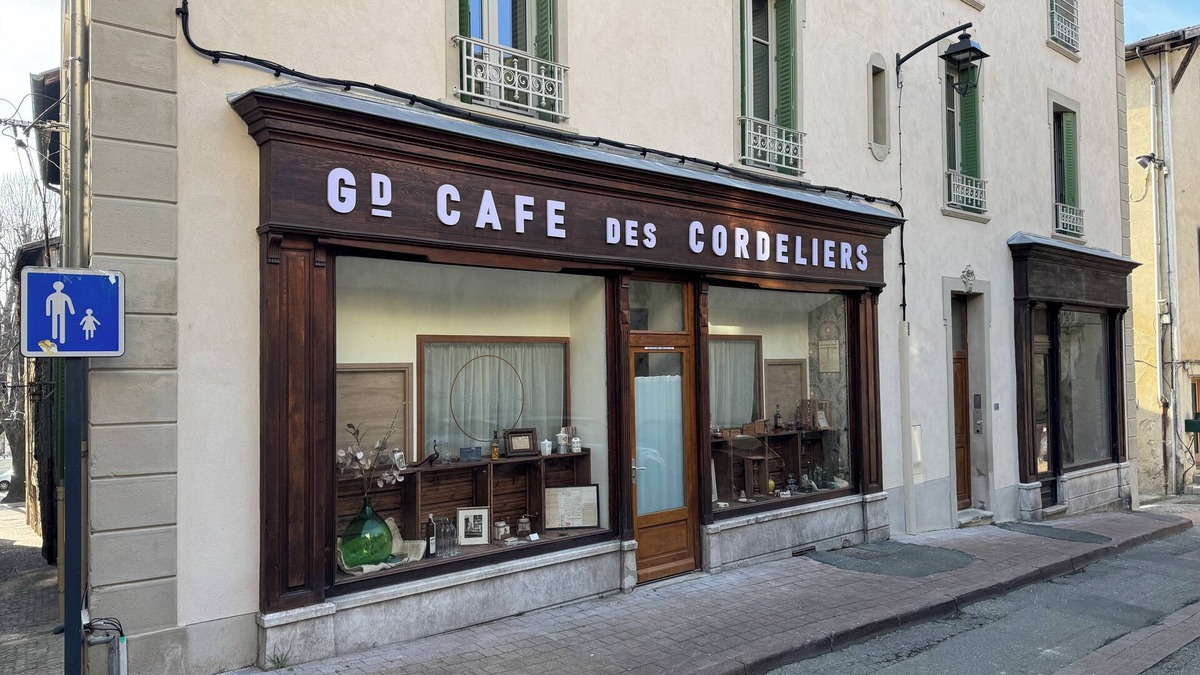 Romans-sur-Isere Apartment | Le Grand Café - BedinShop - historic center