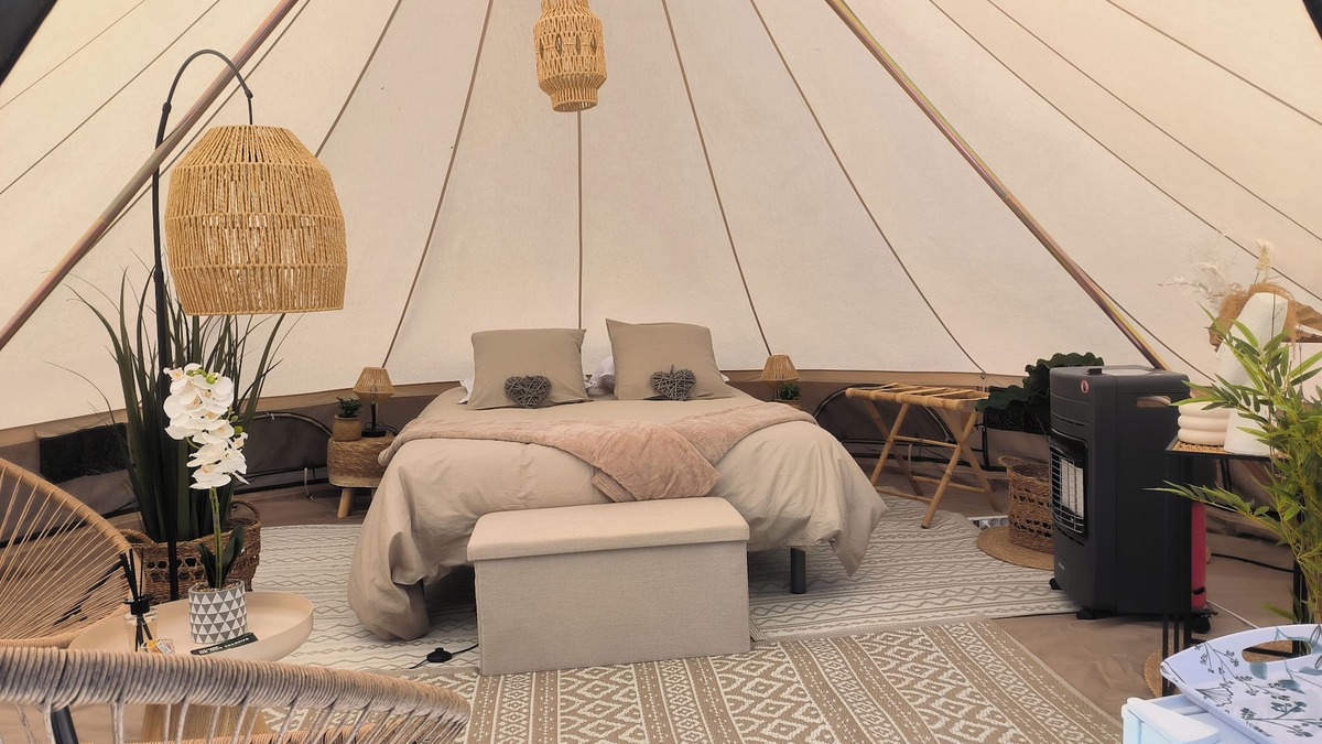 Lapalisse House | Le grand chêne" lodge tent with private Jacuzzi