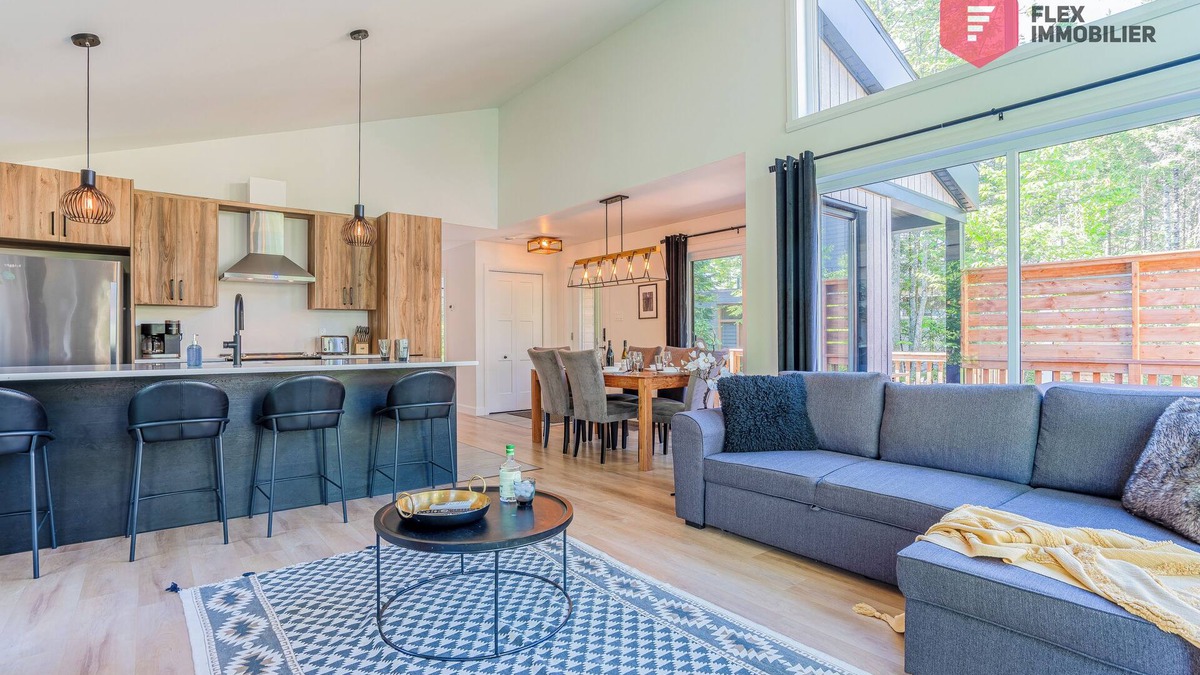 Pont-Rouge Ski Chalet | Le Grand Pic de Portneuf | 65" TV, Sonos, SPA, Pool, Fireplace, Billiards