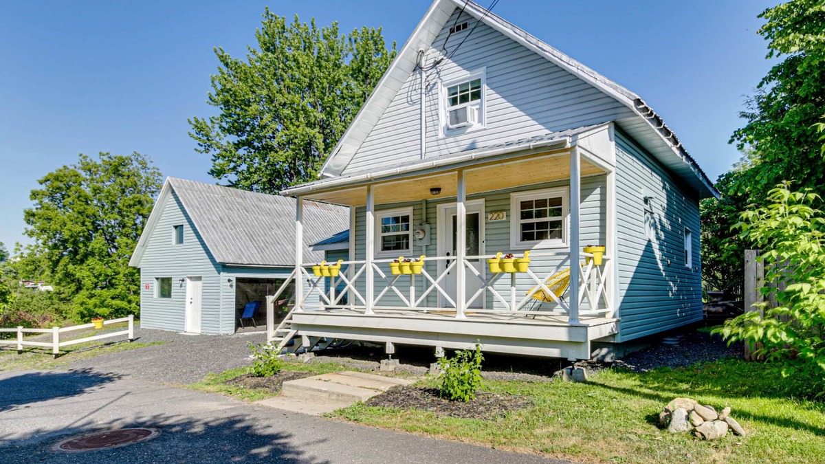 Leclercville House | Le Havre du Canal at water's edge in Leclercville