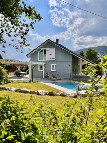 Gerardmer House | Le Jardin de Rose et Capucine, piscine et jardin avec terrasse