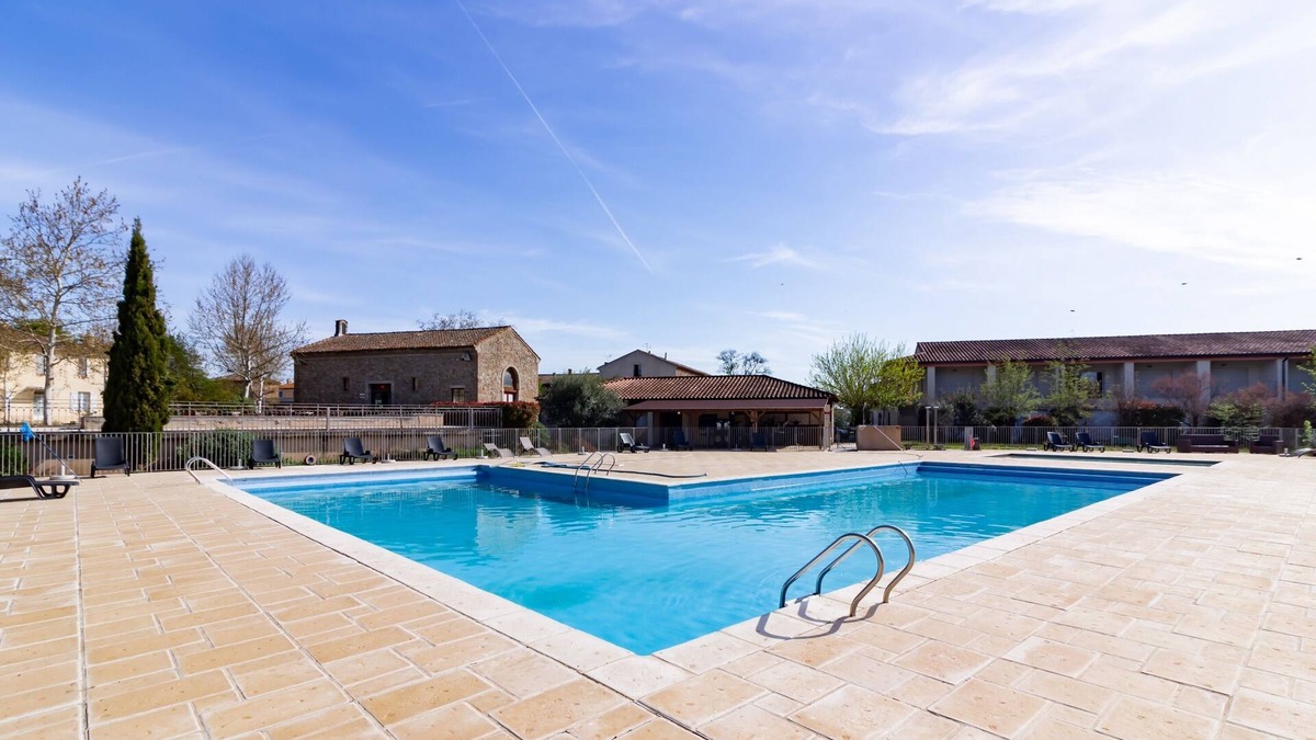 Azille Apartment | Le Jouarres - Appt climatisé avec piscine partagée
