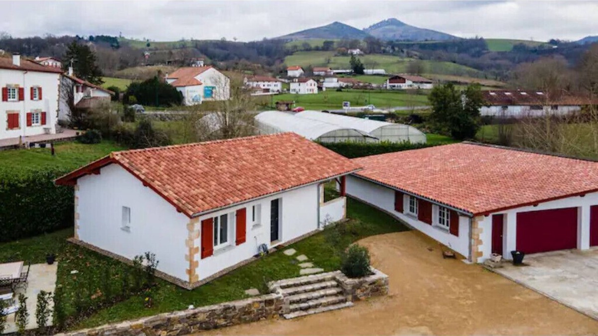 Espelette House | Le Lavoir, walk to town air conditioned calm