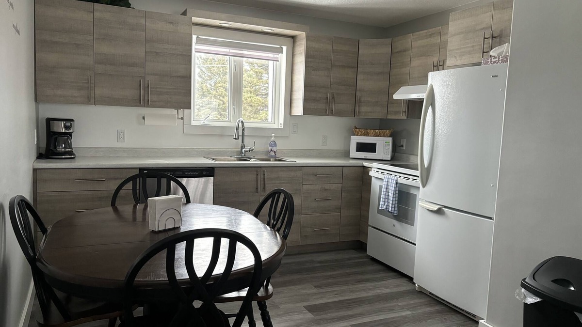 Cochrane House | Le Lodge - 4 beds, 2 bath Newly Renovated Home