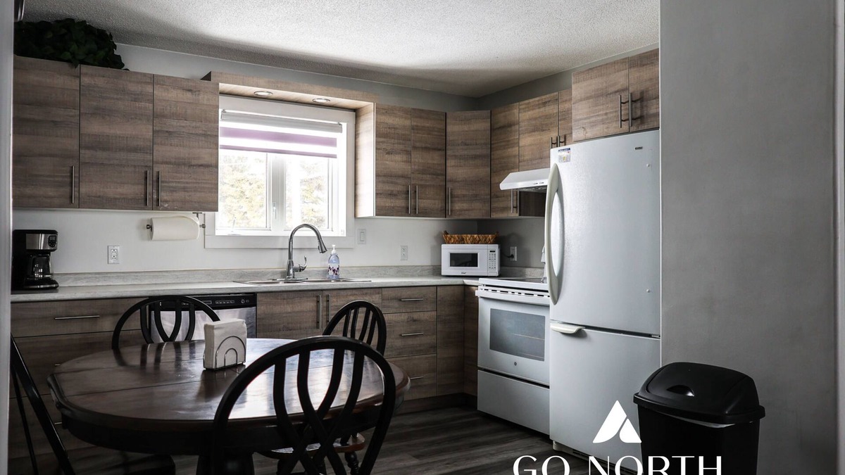 Cochrane House | Le Lodge - 4 BR 2BA Spacious Home