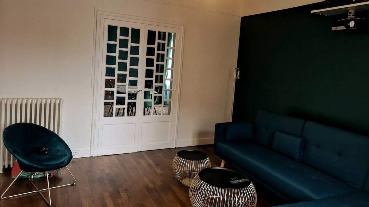 Jouy House | Le logement est composé de 2 chambres doubles et d'un canapé convertible