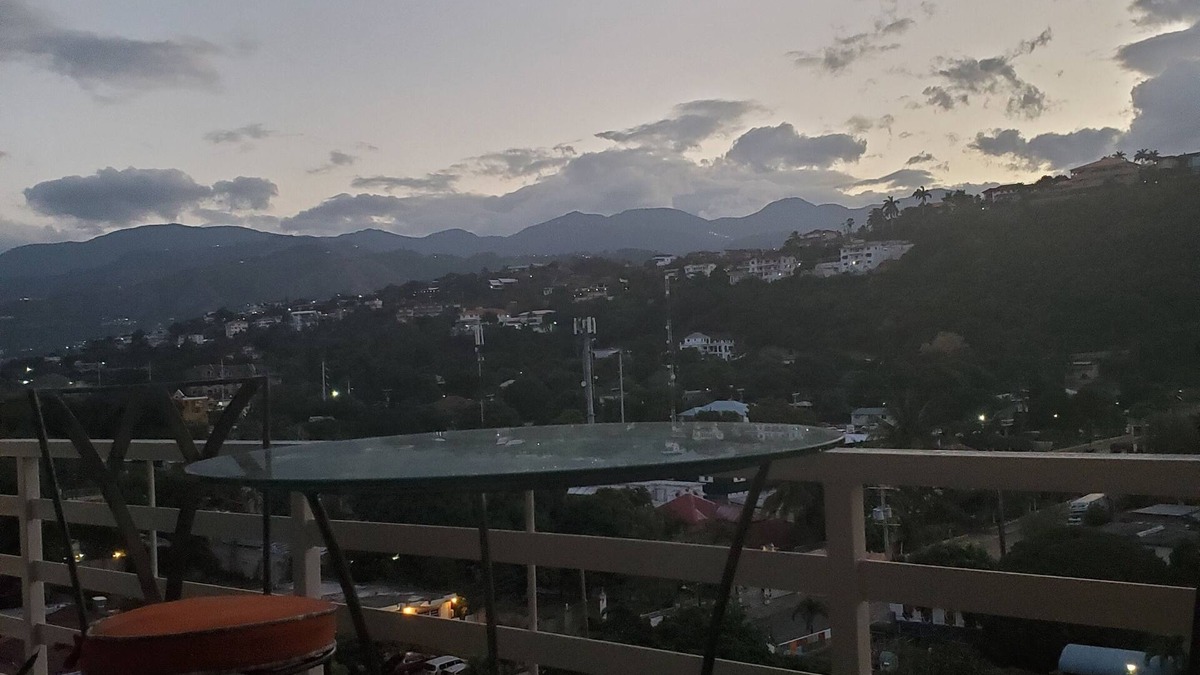 New Kingston Condo | "Le Luxe" Penthouse 1 BR Condo w/AC, complimentary Netflix, WiFi & 24/7 sec