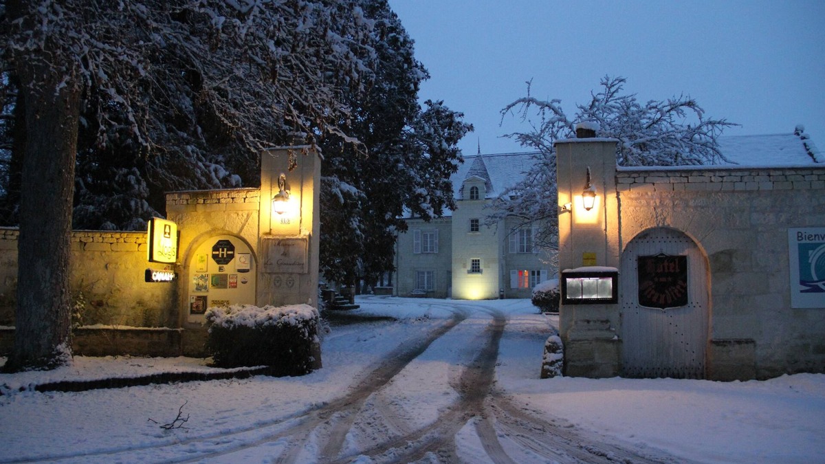 Beaumont-en-Veron Hotel | Le Manoir de la Giraudière