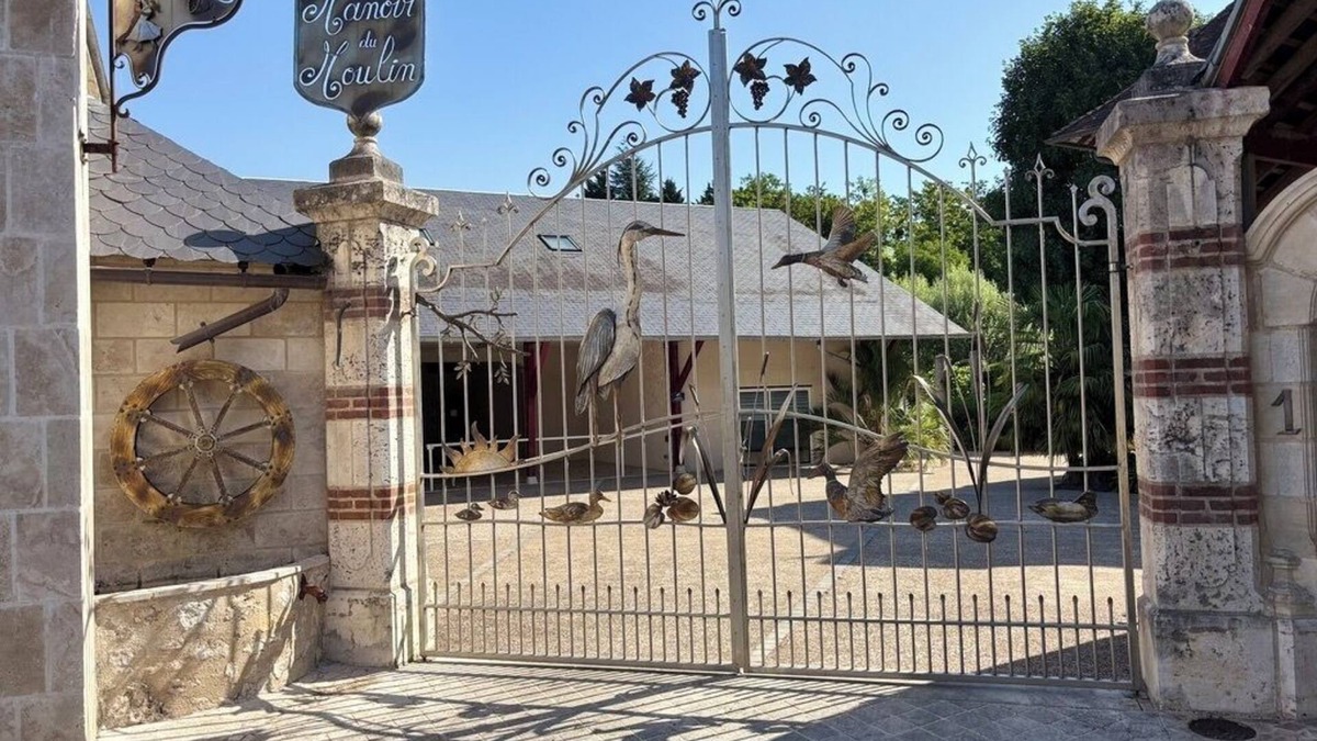 Veuzain-sur-Loire Villa | Le Manoir du Moulin, in the heart of the Loire castles, sleeps up to 65.