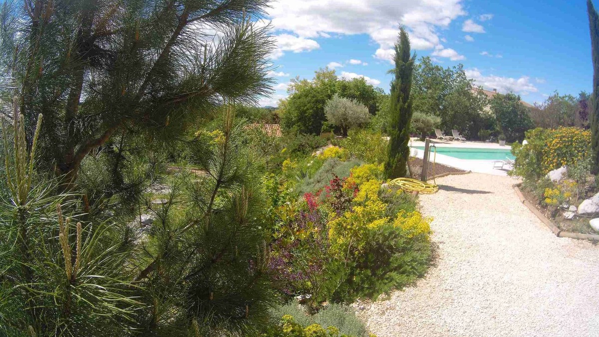 Vogue Cottage | Le Mas de Molines, Gîte l'Amandier, Rental with garden, swimming pool.
