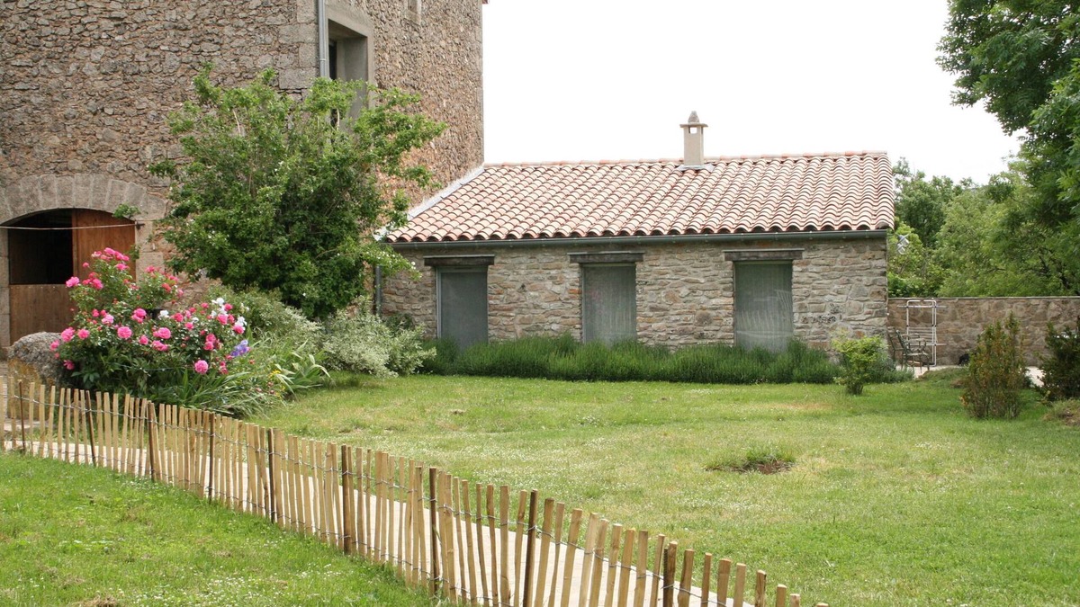 Le Cros Cottage | Le Mazet des Clauzals: 2 room gite on the Larzac in Le Cros
