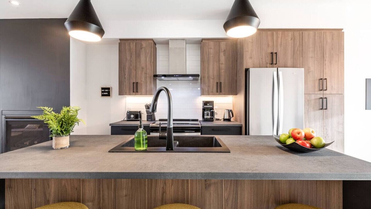 Magog Apartment | Le Memph: 1-bedroom pool spa Lake Memphremagog