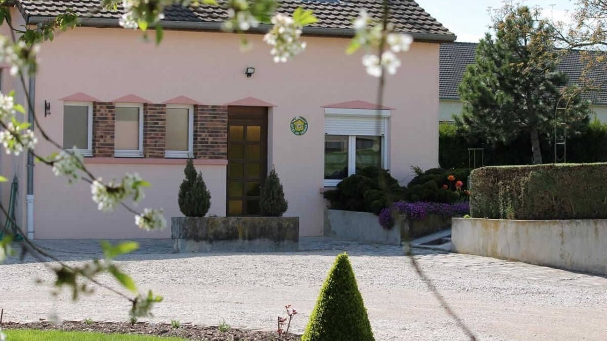 Voipreux House | Le Menhir - Blancs-coteaux