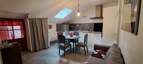 Fraissinet-de-Fourques House | Le Mont