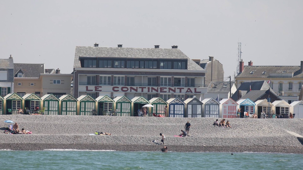 Cayeux-sur-Mer Apartment | Le Morillon apartment facing the sea with balcony terrace.