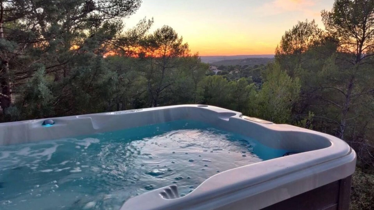Bouc-Bel-Air Apartment | Le Moulin Rouge Provençal : charming old windmill with hot tub close to Aix