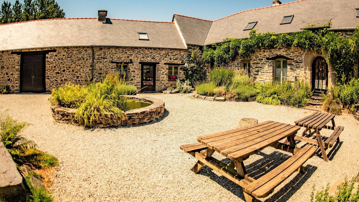 Saint-Mayeux Cottage | Le Neflier Charming 17th C Cottage near Lac du Guerledan. Shared Pool, 1 bedroom