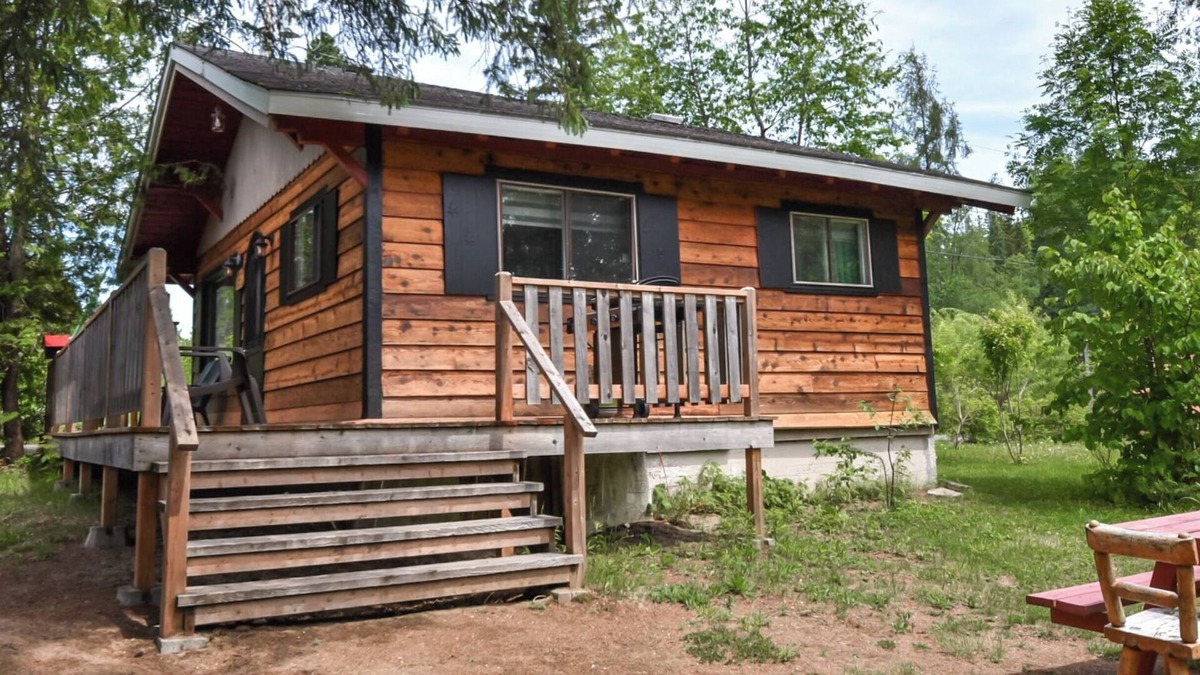 Val David Cabin | Le Neuchâtel: cute vintage cottage in Village Suisse resort, heart of Val-David