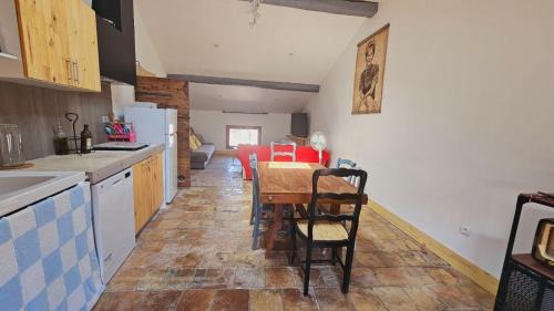 Remoulins Apartment | LE NID Appt 2 chambres Proche Pont du Gard
