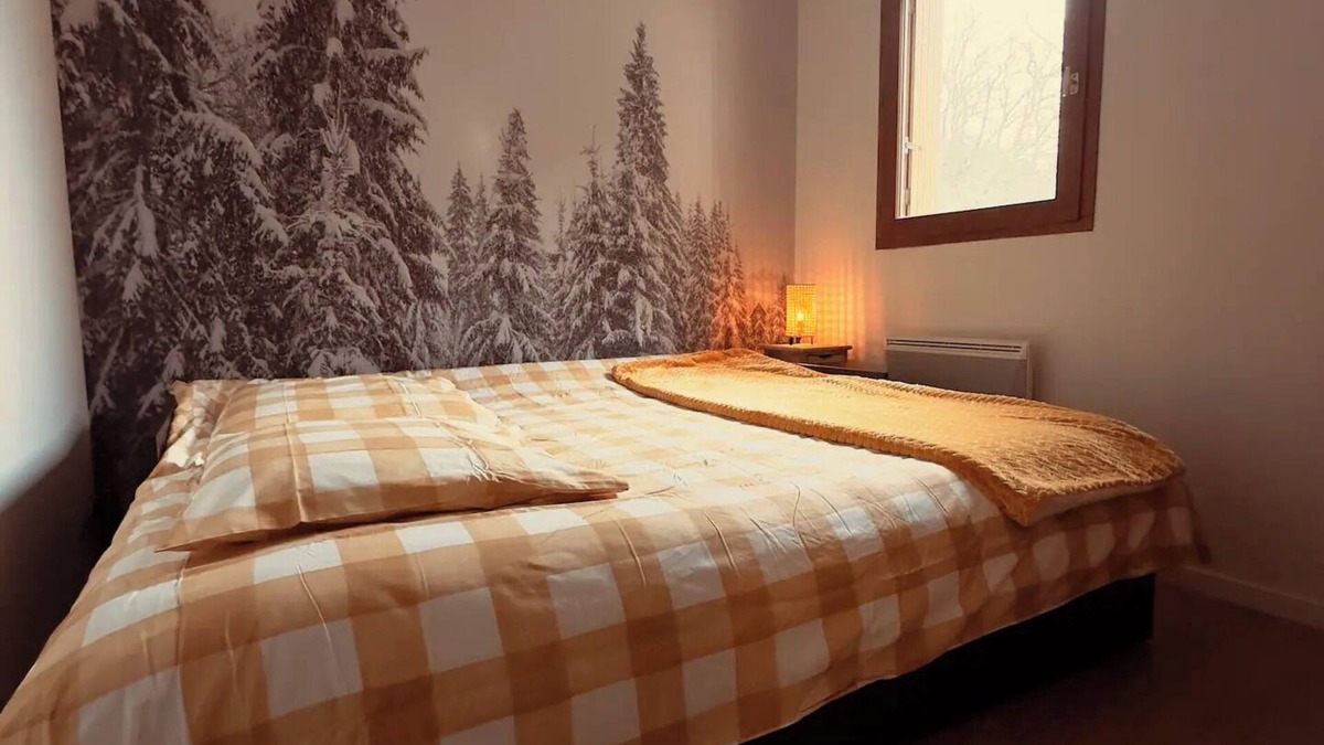 Saint-Mamet Apartment | Le nid de Beauregard: One-bedroom apartment with terrace and forest view.