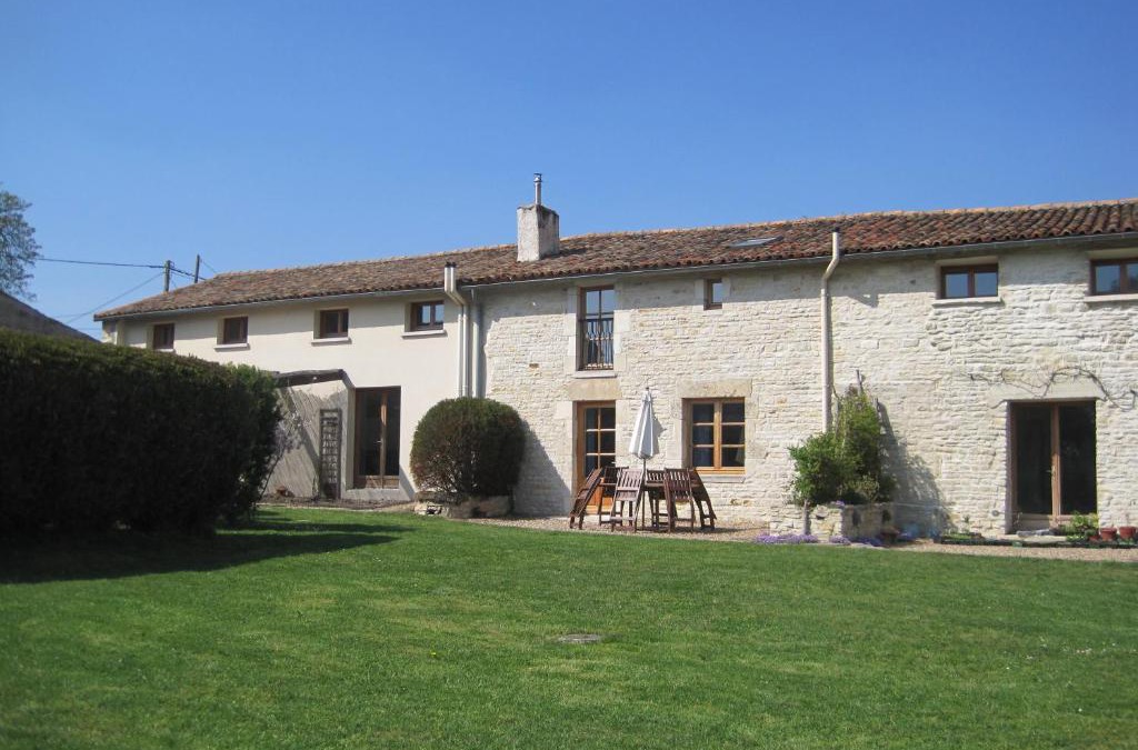 Crezieres House | Le Noisetier at Les Hiboux Gites