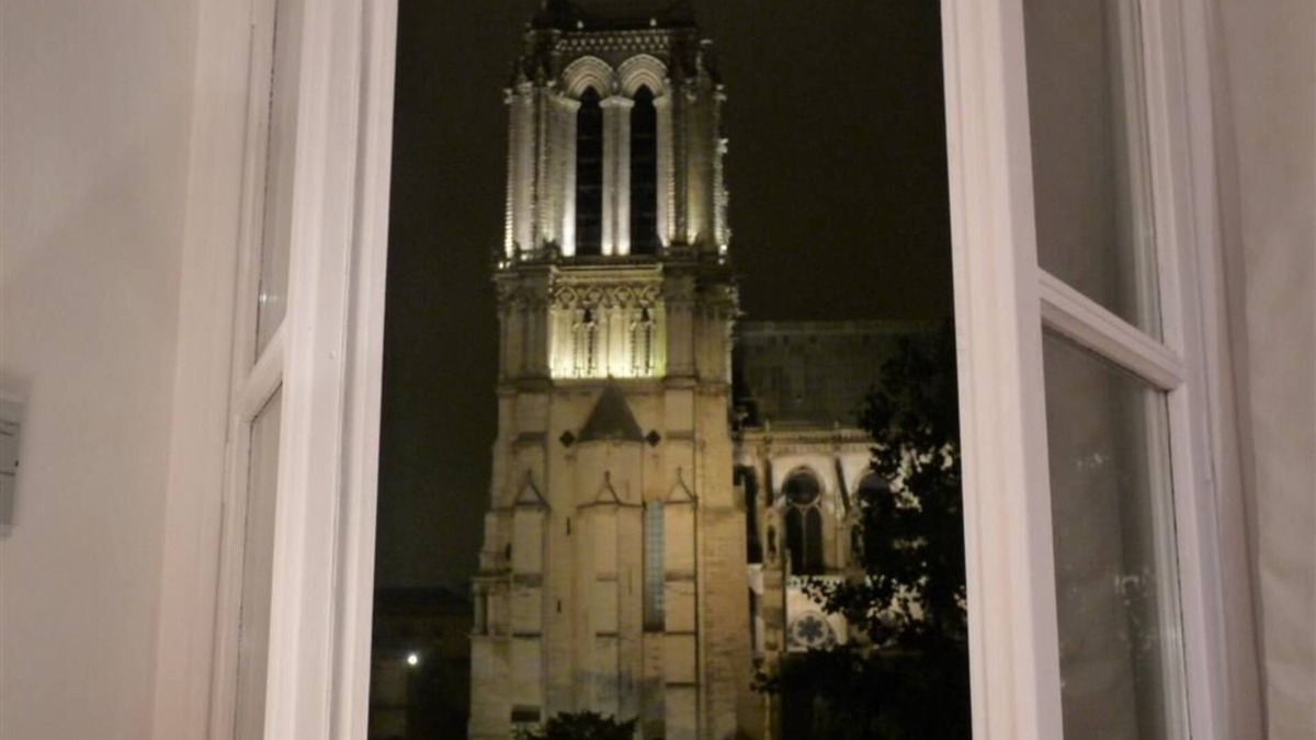 Notre Dame Apartment | Le Notre Dame : Breathtaking Seine & Notre Dame Views, Paris Centre