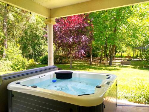 Montech House | Le Parc Jean Édouard - Spa avec jacuzzi privé - Superbe villa 4 chambres - 9 couchages - 6 lits - Poêle - Parking - Climatisation réversible- Terrasse ombragée et grand jardin