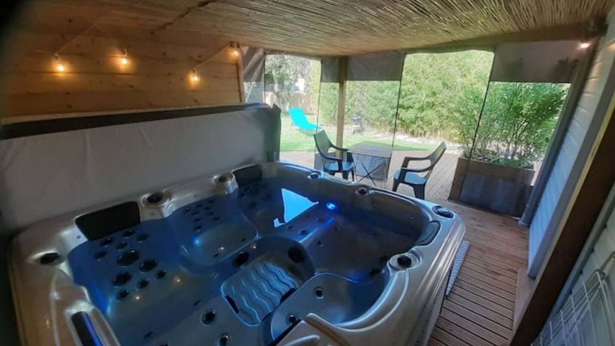 Portbail Ski Chalet | Le Petit Chalet Avec son Jacuzzi Couvert