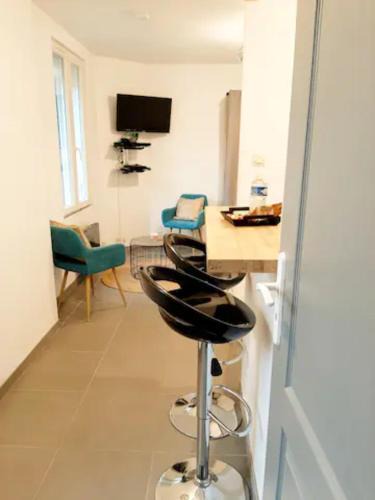 Flers Apartment | Le Petit Charmeur, parking, Wifi, gare