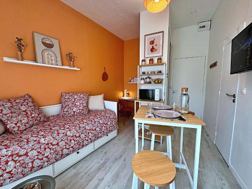 Margny-les-Compiegne Apartment | Le Petit Cosy par Your Sweet Loc