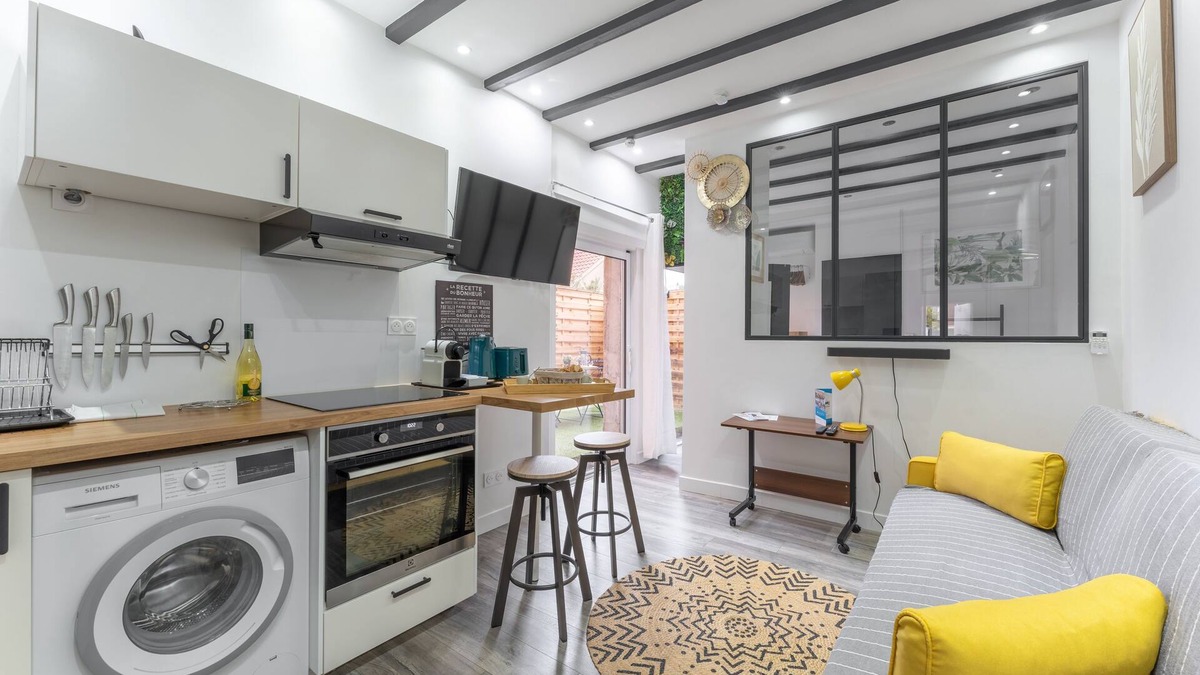 Decines-Charpieu Apartment | Le Petit Enclos - Appt climatisé, parking privé